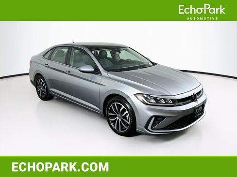 Used 2025 Volkswagen Jetta SE FWD image 1
