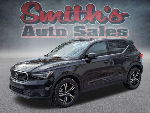 Used 2025 Volvo XC40 B5 Core image 3
