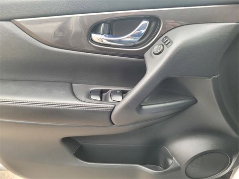 Used 2019 Nissan Rogue SV image 15