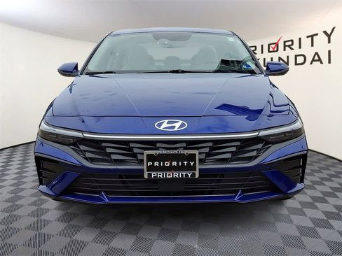 Used 2025 Hyundai Elantra Limited image 2