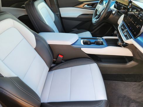 New 2026 Chevrolet Equinox EV LT image 10