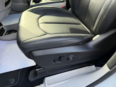 Used 2024 Chrysler Pacifica Touring-L image 13
