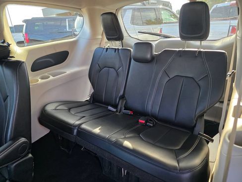 Used 2024 Chrysler Pacifica Touring-L FWD image 7