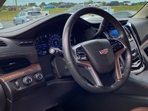 Used 2016 Cadillac Escalade Luxury AWD/4WD image 2