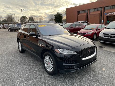 Used 2018 Jaguar F-PACE image 8