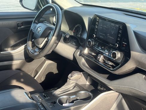 Used 2022 Toyota Highlander LE AWD/4WD image 16