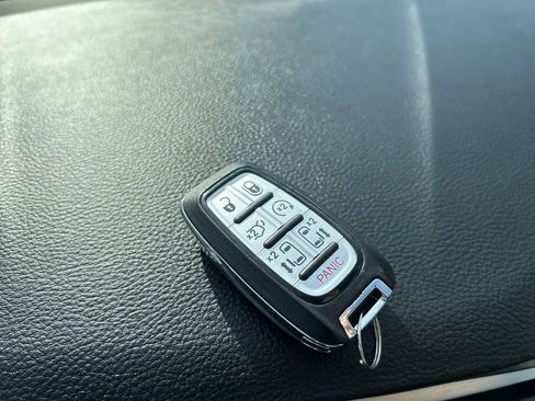 Used 2024 Chrysler Pacifica Limited FWD image 26