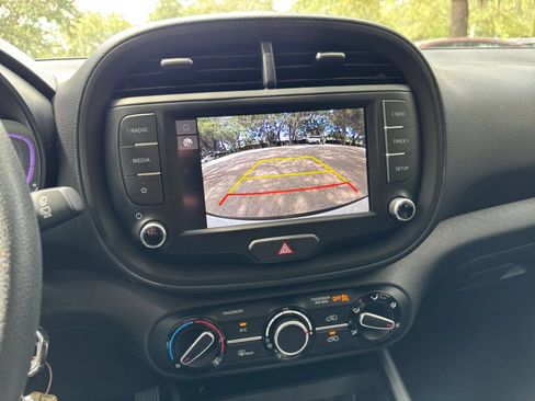 Used 2025 Kia Soul LX w/ LX Technology Package FWD image 17