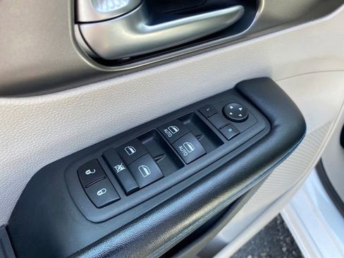 Used 2021 Chrysler Pacifica Touring-L image 19