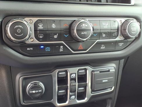 Used 2025 Jeep Wrangler Sahara image 22