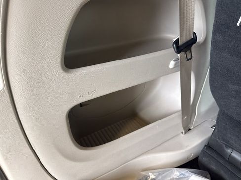 Used 2023 Chrysler Voyager LX image 41