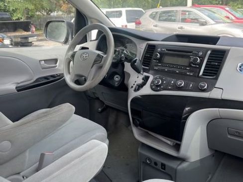 Used 2011 Toyota Sienna w/ Towing Pkg FWD image 8