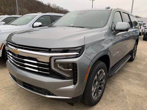 New 2026 Chevrolet Suburban LT image 2
