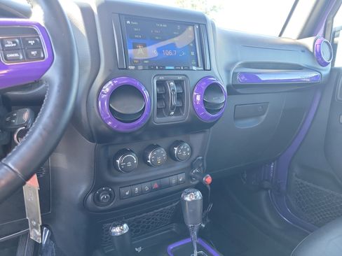 Used 2017 Jeep Wrangler Unlimited Sahara w/ Connectivity Group image 27