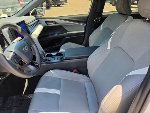 Used 2025 Toyota Camry SE w/ Convenience Package FWD image 8