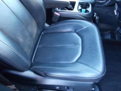 Used 2019 Chrysler Pacifica Touring-L Plus w/ Advanced Safetytec Group image 19