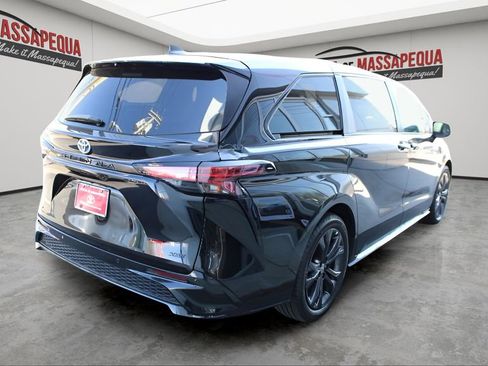 Used 2025 Toyota Sienna XSE FWD image 5