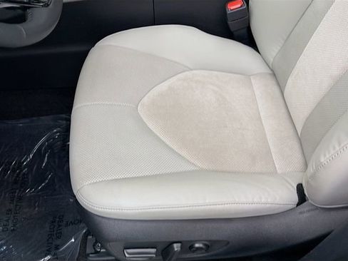 Used 2025 Toyota Grand Highlander image 19