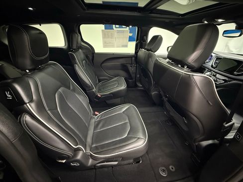 Used 2025 Chrysler Pacifica Limited FWD image 6