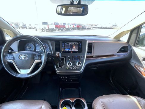 Used 2017 Toyota Sienna Limited image 13