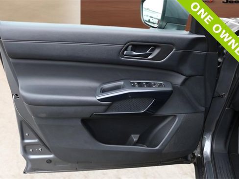 Used 2024 Nissan Pathfinder SV image 25