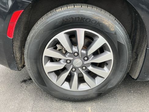 Used 2020 Chrysler Pacifica Touring-L Plus FWD image 9