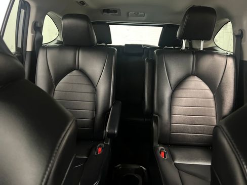 Used 2020 Toyota Highlander XLE FWD image 28