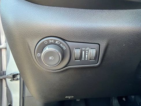 Used 2025 Jeep Compass Trailhawk AWD/4WD image 16
