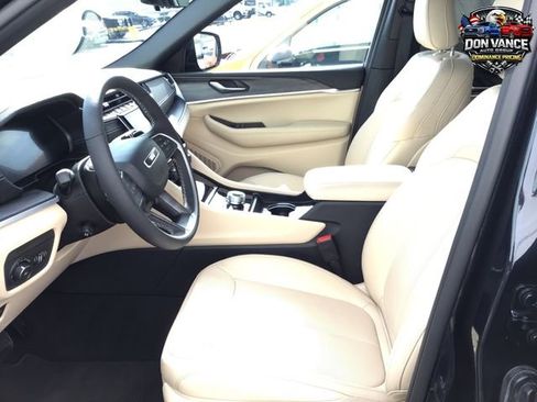 Used 2025 Jeep Grand Cherokee L Limited w/ Luxury Tech Group II image 2