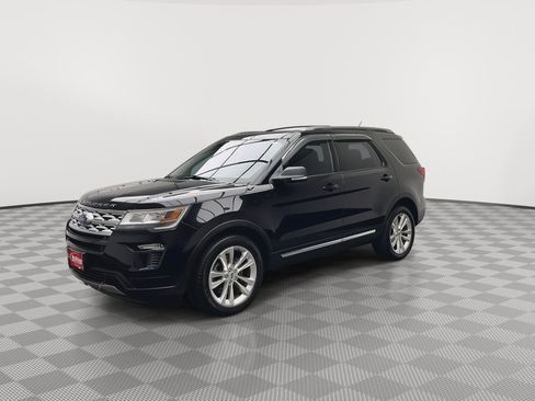 Used 2019 Ford Explorer XLT w/ Equipment Group 202A AWD/4WD image 39