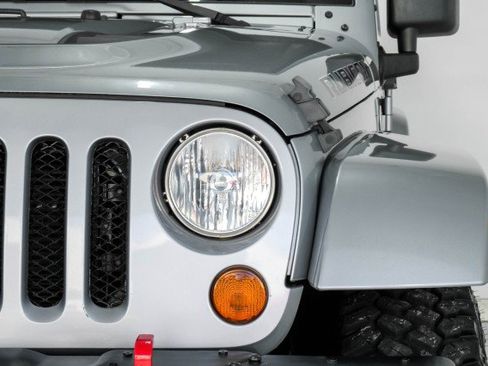 Used 2013 Jeep Wrangler Unlimited Rubicon image 44