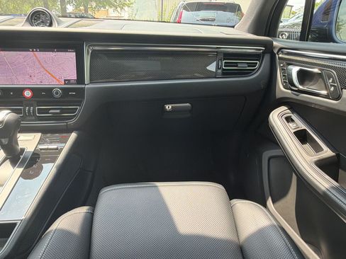 Used 2024 Porsche Macan AWD/4WD image 30