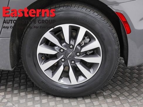 Used 2022 Chrysler Pacifica Touring-L FWD image 34