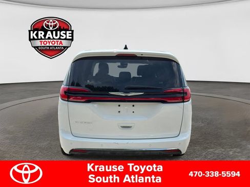 Used 2023 Chrysler Pacifica Touring-L FWD image 6