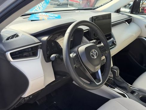 Used 2025 Toyota Corolla Cross LE FWD image 12