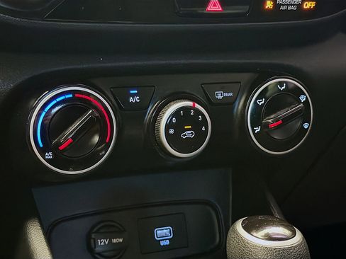 Used 2021 Hyundai Venue SE FWD image 10