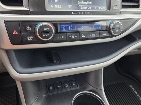 Used 2019 Toyota Highlander XLE image 24