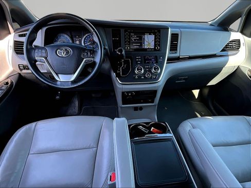 Used 2018 Toyota Sienna XLE Premium FWD image 7