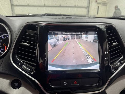 Used 2019 Jeep Cherokee Limited image 16