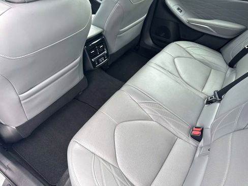 Used 2020 Toyota Avalon Limited image 13