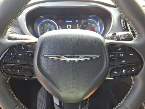 Certified 2025 Chrysler Pacifica Limited FWD image 5