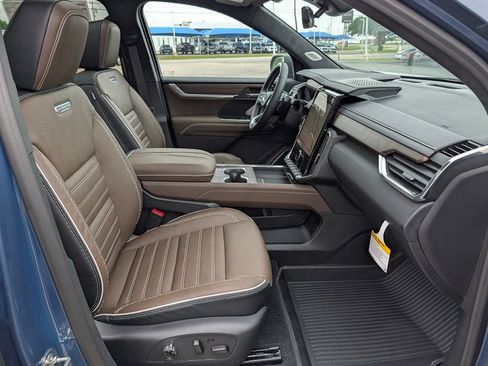 New 2026 GMC Acadia Denali Ultimate w/ LPO, Floor Liner Package AWD/4WD image 33