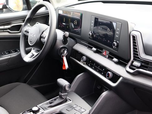 Used 2025 Kia Sportage LX image 24