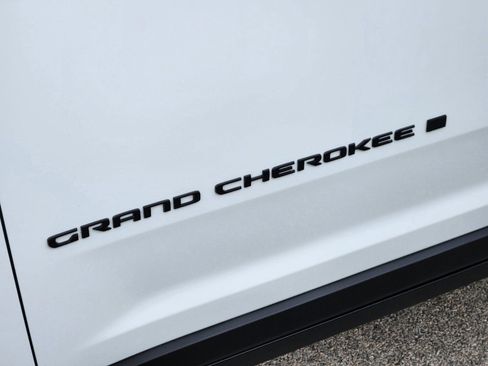 New 2025 Jeep Grand Cherokee Altitude image 9