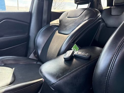 Used 2019 Jeep Cherokee Latitude Plus image 22