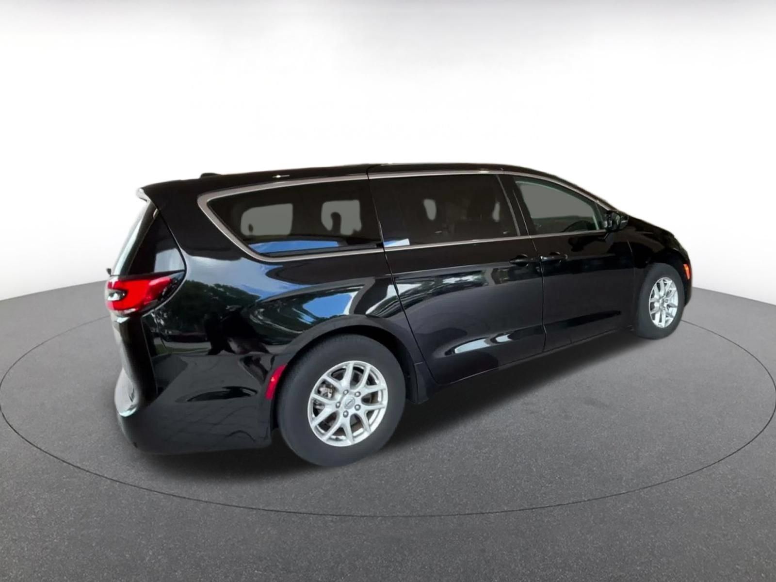 Used 2024 Chrysler Pacifica Touring-L FWD image 14