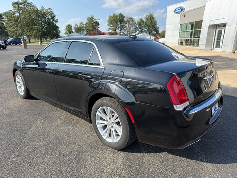 Used 2018 Chrysler 300 Touring L RWD image 8