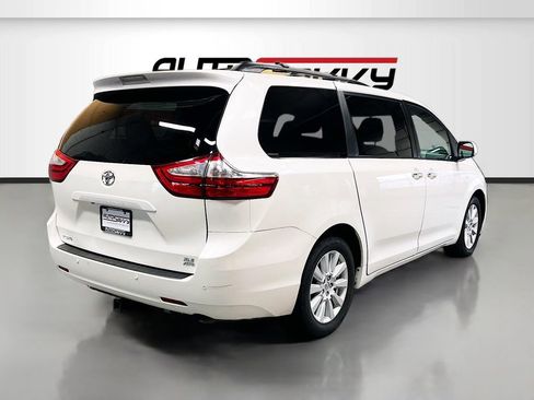 Used 2017 Toyota Sienna XLE AWD/4WD image 7