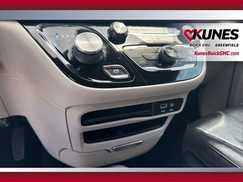 Used 2018 Chrysler Pacifica Touring-L FWD image 26