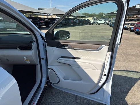 Used 2027 GMC Acadia Denali FWD image 20